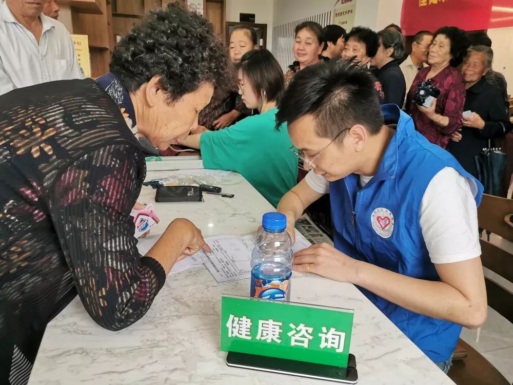 懂健康知識，做健康老人 老年健康宣傳周活動與咨詢服務(wù)紀實